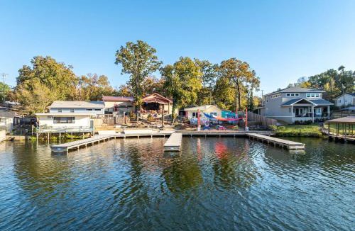 Mid America Villa | Canary Cottage, Lakefront King Suite with Hot Tub at Sam's Pizza