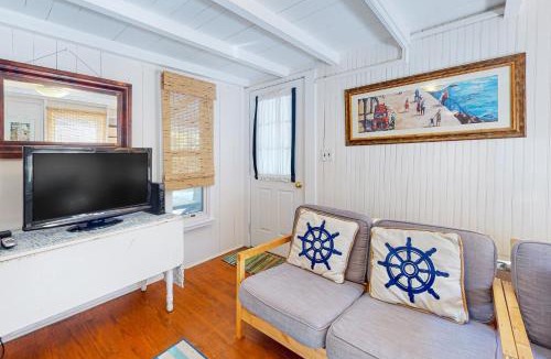 Oak Bluffs House | Canary Cottage