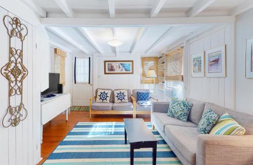 Oak Bluffs House | Canary Cottage