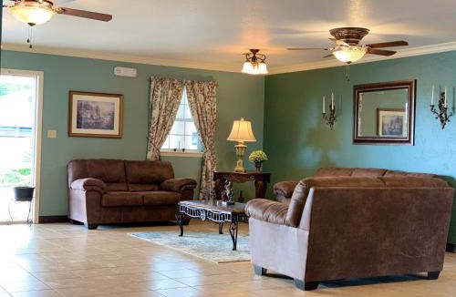 Blanco Hotel | Candlelight Inn & Suites Hwy 69 near McAlester