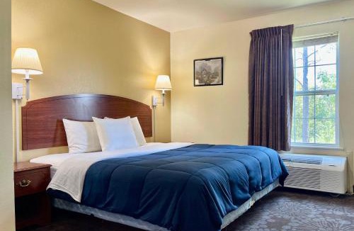 Blanco Hotel | Candlelight Inn & Suites Hwy 69 near McAlester