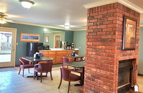 Blanco Hotel | Candlelight Inn & Suites Hwy 69 near McAlester
