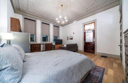Sedalia Apartment | Candlestick Suite