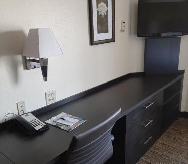 Aurora Hotel | Candlewood Suites Aurora-Naperville by IHG