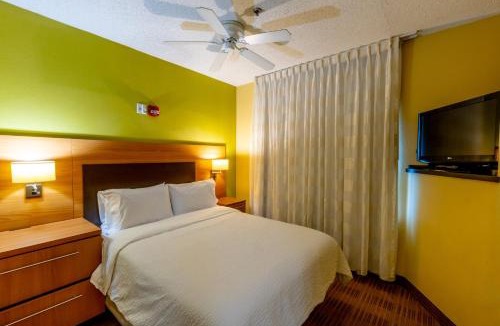 Bedford Hotel | Candlewood Suites Bedford - Fort Worth by IHG