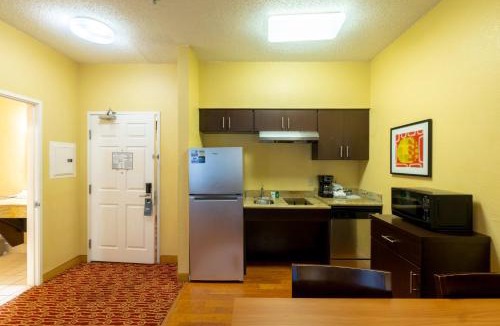 Bedford Hotel | Candlewood Suites Bedford - Fort Worth by IHG