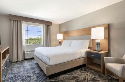 Chatham-Kent Hotel | Candlewood Suites Chatham South by IHG