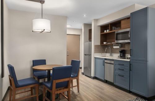 Chatham-Kent Hotel | Candlewood Suites Chatham South by IHG