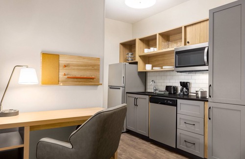Collingwood Hotel | Candlewood Suites Collingwood by IHG