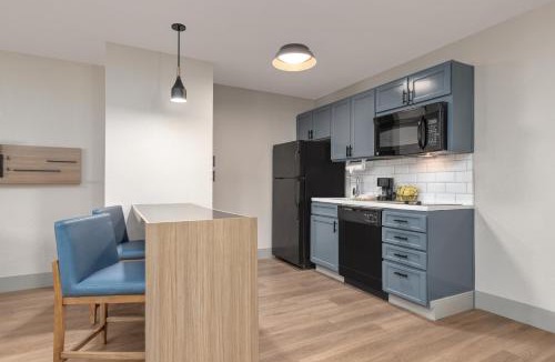 College Park Hotel | Candlewood Suites Houston The Woodlands by IHG