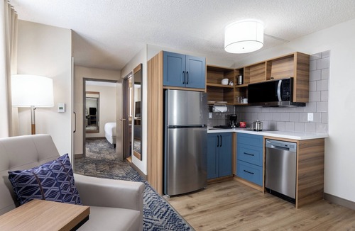 White Oaks Hotel | Candlewood Suites London South by IHG