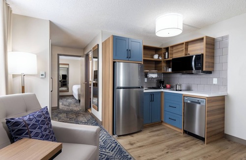 White Oaks Hotel | Candlewood Suites London South by IHG