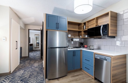 White Oaks Hotel | Candlewood Suites London South by IHG