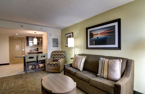 Richmond Hotel | Candlewood Suites Richmond - West Broad by IHG