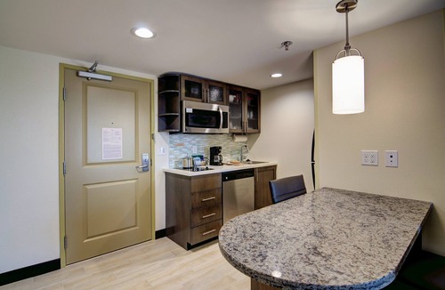 Richmond Hotel | Candlewood Suites Richmond - West Broad by IHG