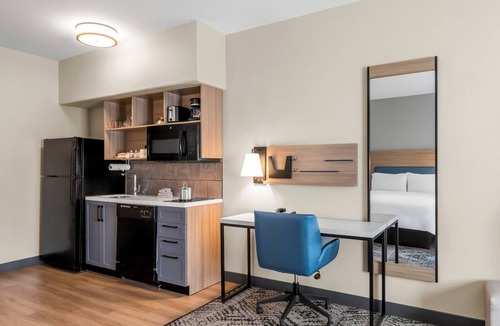Victoria Hotel | Candlewood Suites VICTORIA by IHG