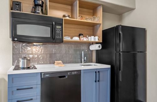 Victoria Hotel | Candlewood Suites VICTORIA by IHG