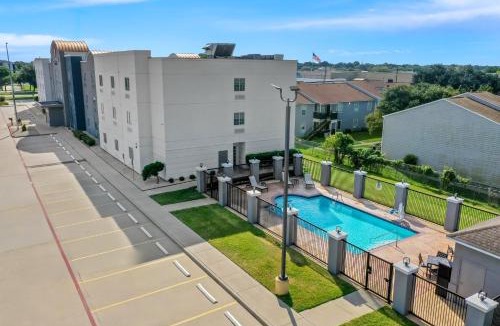 Victoria Hotel | Candlewood Suites Victoria by IHG