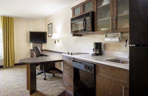 Windsor Locks Hotel | Candlewood Suites Windsor Locks Bradley Arpt by IHG