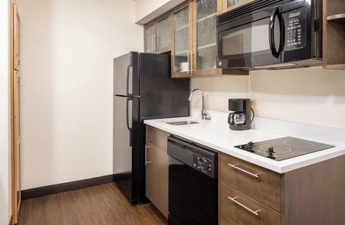 Windsor Locks Hotel | Candlewood Suites Windsor Locks Bradley Arpt by IHG