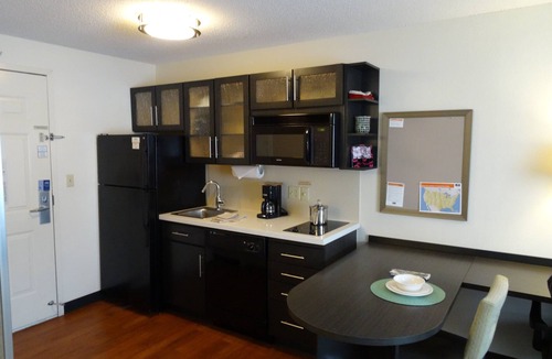 Wichita Hotel | Candlewood Suites Wichita Airport by IHG