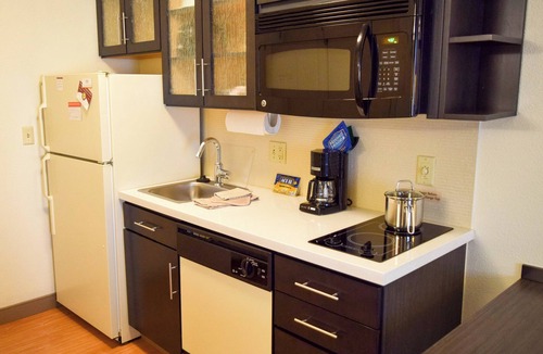 Wichita Hotel | Candlewood Suites Wichita Airport by IHG