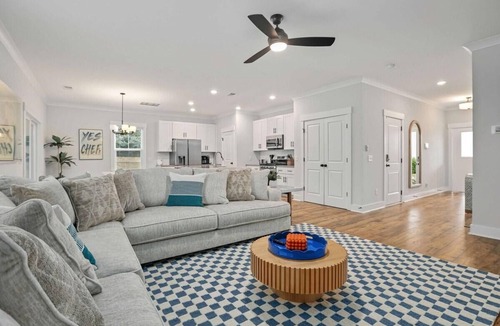 North Charleston House | Candy Cloud- Pool- Park Circle, mins to Dtwn