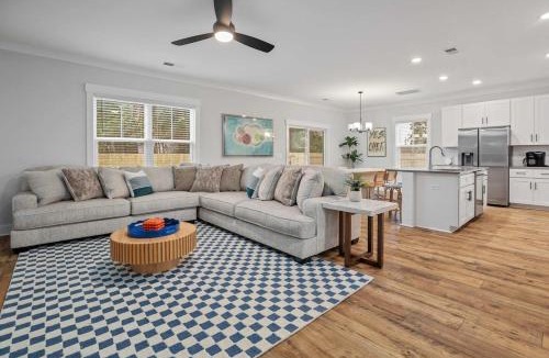 North Charleston House | Candy Cloud- Pool- Park Circle, mins to Dtwn