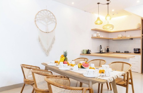 Berawa Villa | Canggu 3BR Private Pool Villa 3Min bike to Berawa Beach & Near Finns Club