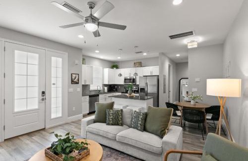 Safety Harbor Apartment | Canopy Couplet - 2 Upscale Condos by Main St