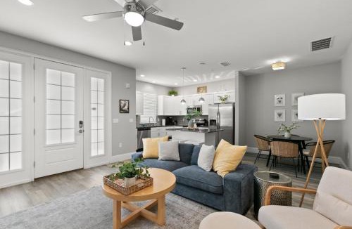 Safety Harbor Apartment | Canopy Couplet - 2 Upscale Condos by Main St