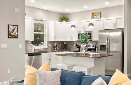 Safety Harbor Apartment | Canopy Couplet - 2 Upscale Condos by Main St