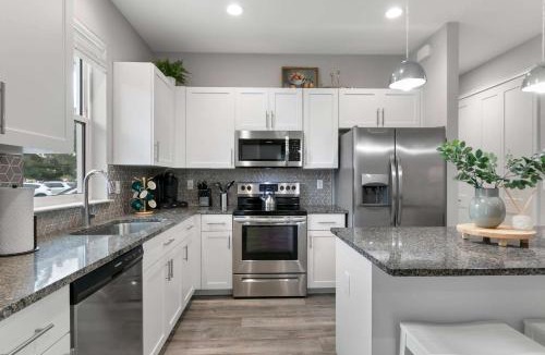 Safety Harbor Apartment | Canopy Couplet - 2 Upscale Condos by Main St