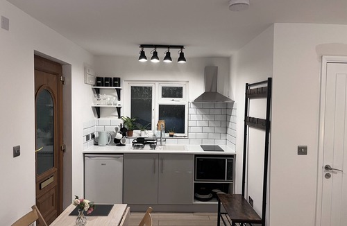 Langdon Apartment | Canterbury Romantic Modern Studio