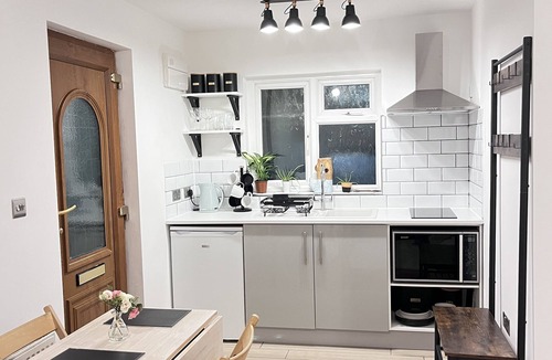 Langdon Apartment | Canterbury Romantic Modern Studio