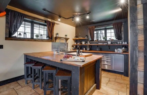 Cantley House | Cantley Lofts| 5 Lofts | Sleeps 20 | Lake |Hot Tub