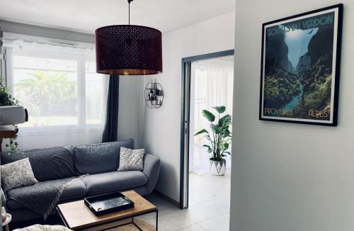 Saint-Bres Apartment | Cantosia - Appartement T3, Terrasse & Jardin Privatif