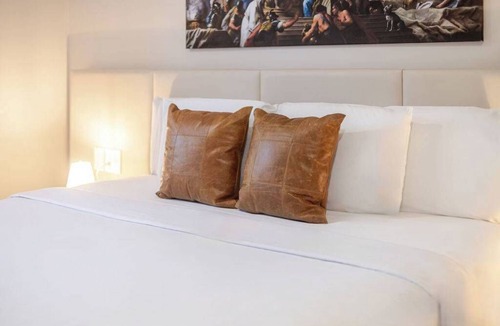 Gay Village Hotel | Canvas King – Heart of Montreal