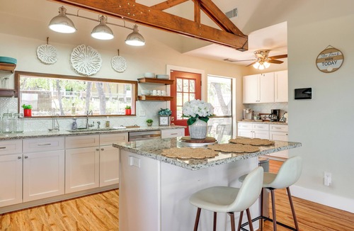 Canyon Lake Cottage | Canyon Lake Rental w/Balcony & Lake Views