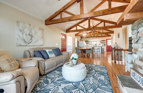 Canyon Lake Cottage | Canyon Lake Rental w/Balcony & Lake Views