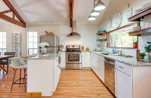 Canyon Lake Cottage | Canyon Lake Rental w/Balcony & Lake Views