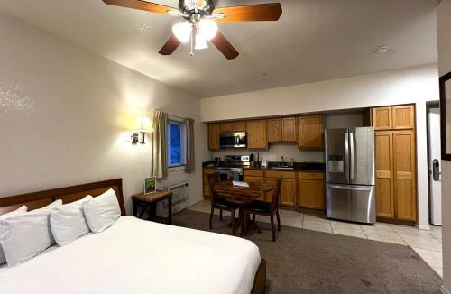 Tusayan Apartment | Canyon Plaza Premier Studios and Apts-South Rim