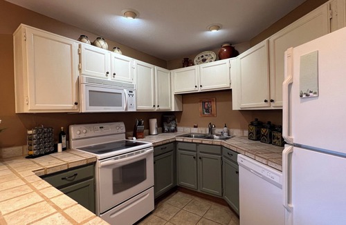 Tucson Condo | Canyon View 2bd 2ba, king + qn beds, pools, hiking, pickleball, gym, mtn views.