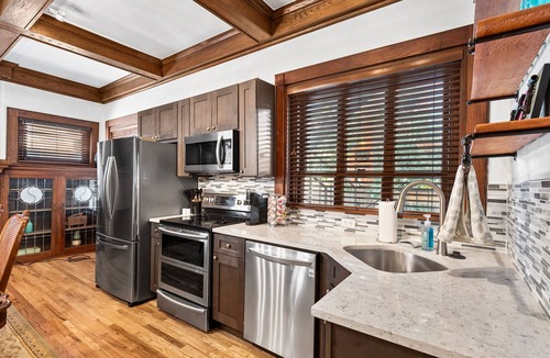 Capitol Hill Apartment | Cap Hill 2BR Character, Privacy & Garage Parking