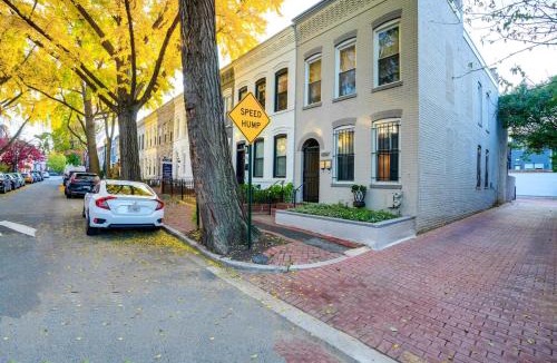 Northeast Apartment | Cap Hill Row 2 Bedrooms, Walk to Sights, Parking