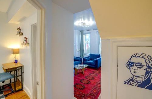 Northeast Apartment | Cap Hill Row 2 Bedrooms, Walk to Sights, Parking