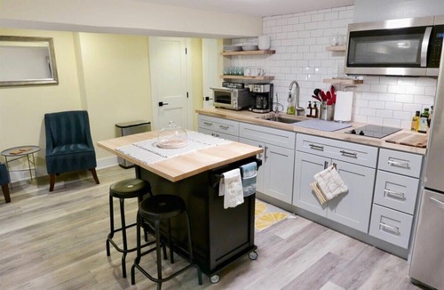 Southeast Apartment | Cap Hill Studio Walk to Metro + Parking, Sleeps 3
