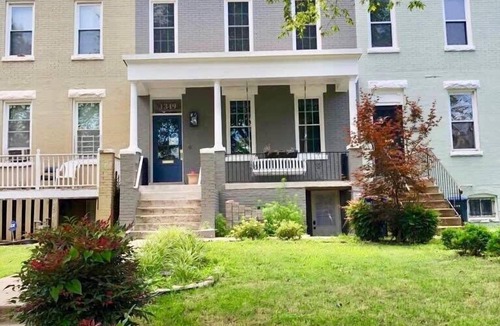 Southeast Apartment | Cap Hill Studio Walk to Metro + Parking, Sleeps 3