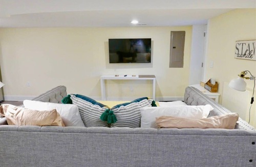 Southeast Apartment | Cap Hill Studio Walk to Metro + Parking, Sleeps 3