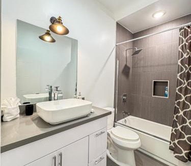 View Park-Windsor Hills House | Capacious house in Mid City - CR3-WIN
